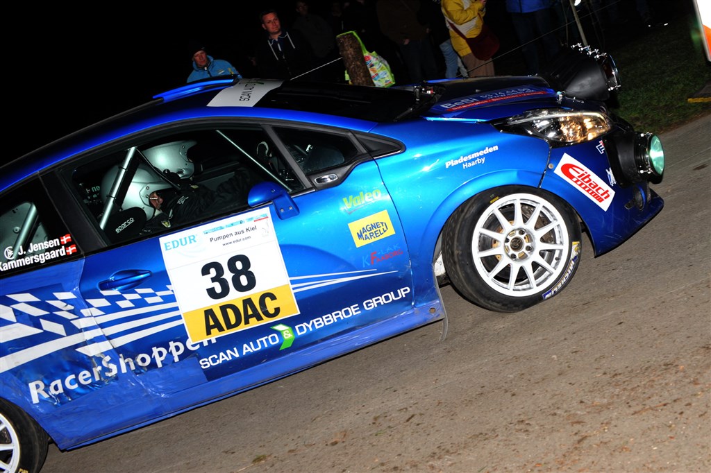 Jacob Jensen og Claus Kammersgaard sikrede sig med en voldsomt bulet bil DM-føringen i 2WD-divisionen i rally